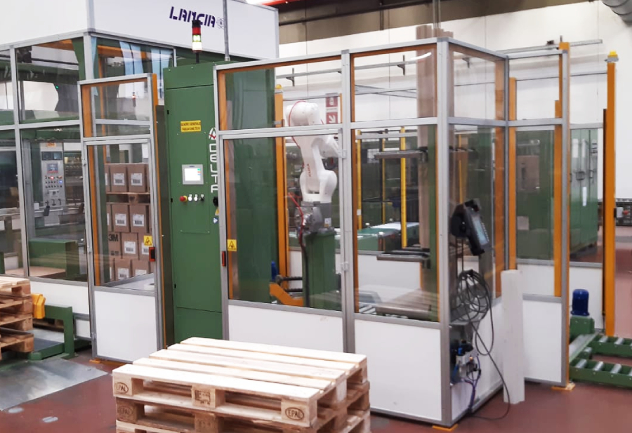 LINEE INNOVATIVE DI PALLETIZZAZIONE + FASCIATURA IN LINEA + METTIANGOLI ROBOTIZZATI INTEGRATI